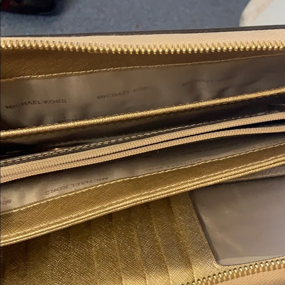 Michael Kors Wallet - Picture 4 of 5